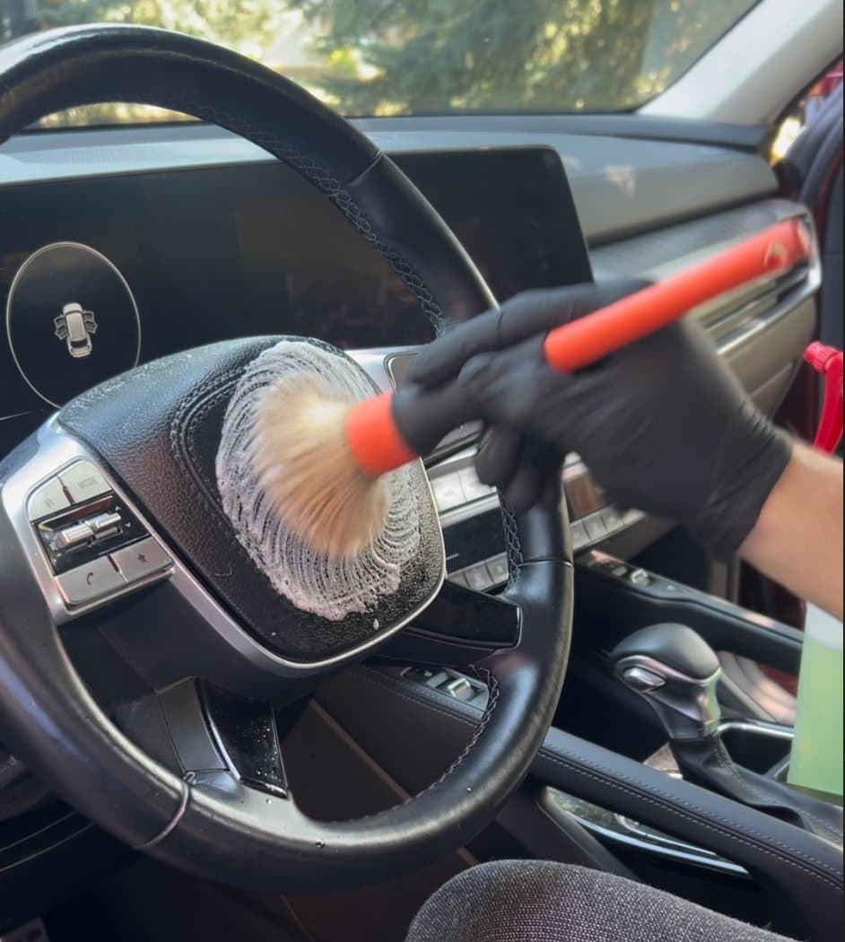 Detailing steering wheel with brush